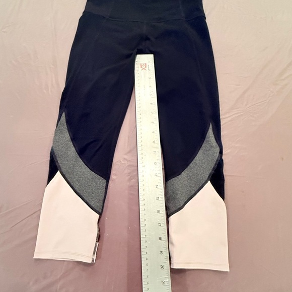 Athleta Gray/Cream Colorblock Mesh Cropped Leggings Size Small - Picture 5 of 7